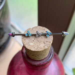 Industrial bar with opals